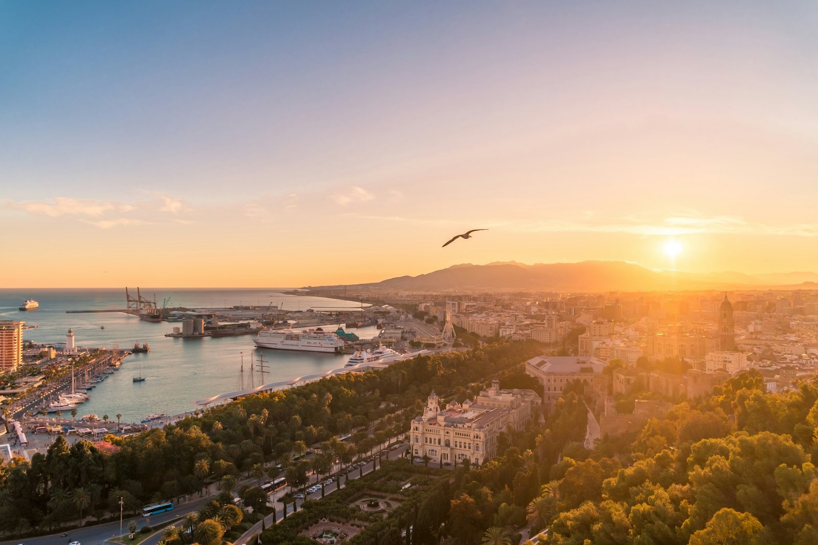 Málaga al atardecer con el puerto, el parque y el Ayuntamiento