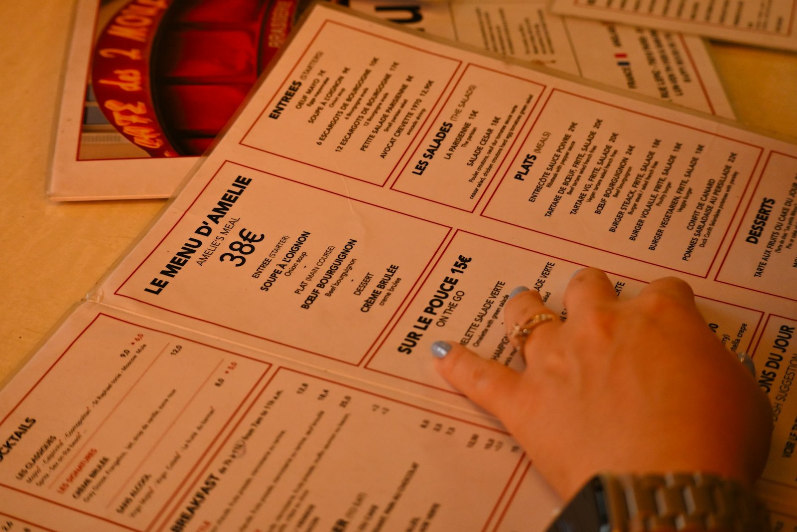 Mano sobre la carta de un restaurante