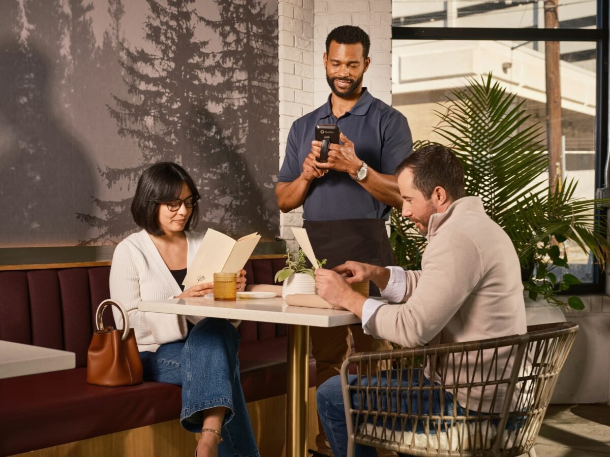 Camarero tomando nota a una pareja en un restaurante