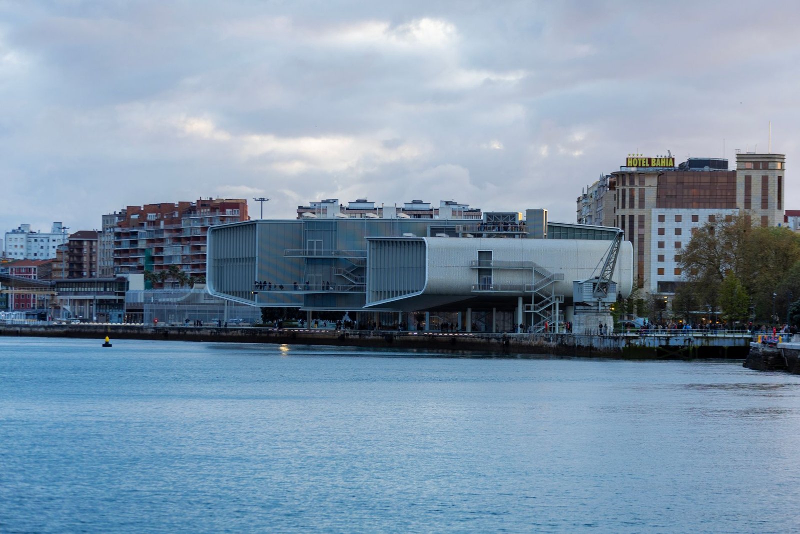 Centro Botín y frente marítimo de Santander junto a la bahía