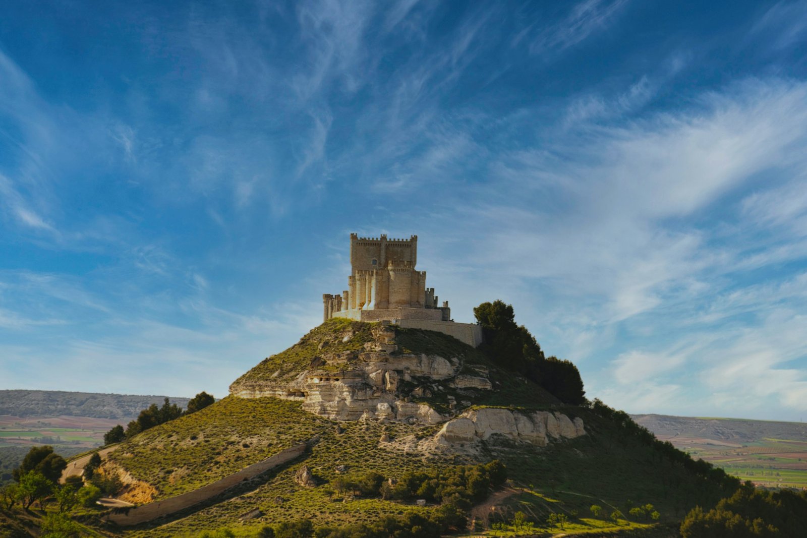Castillo de Peñafiel sobre un cerro, en la provincia de Valladolid