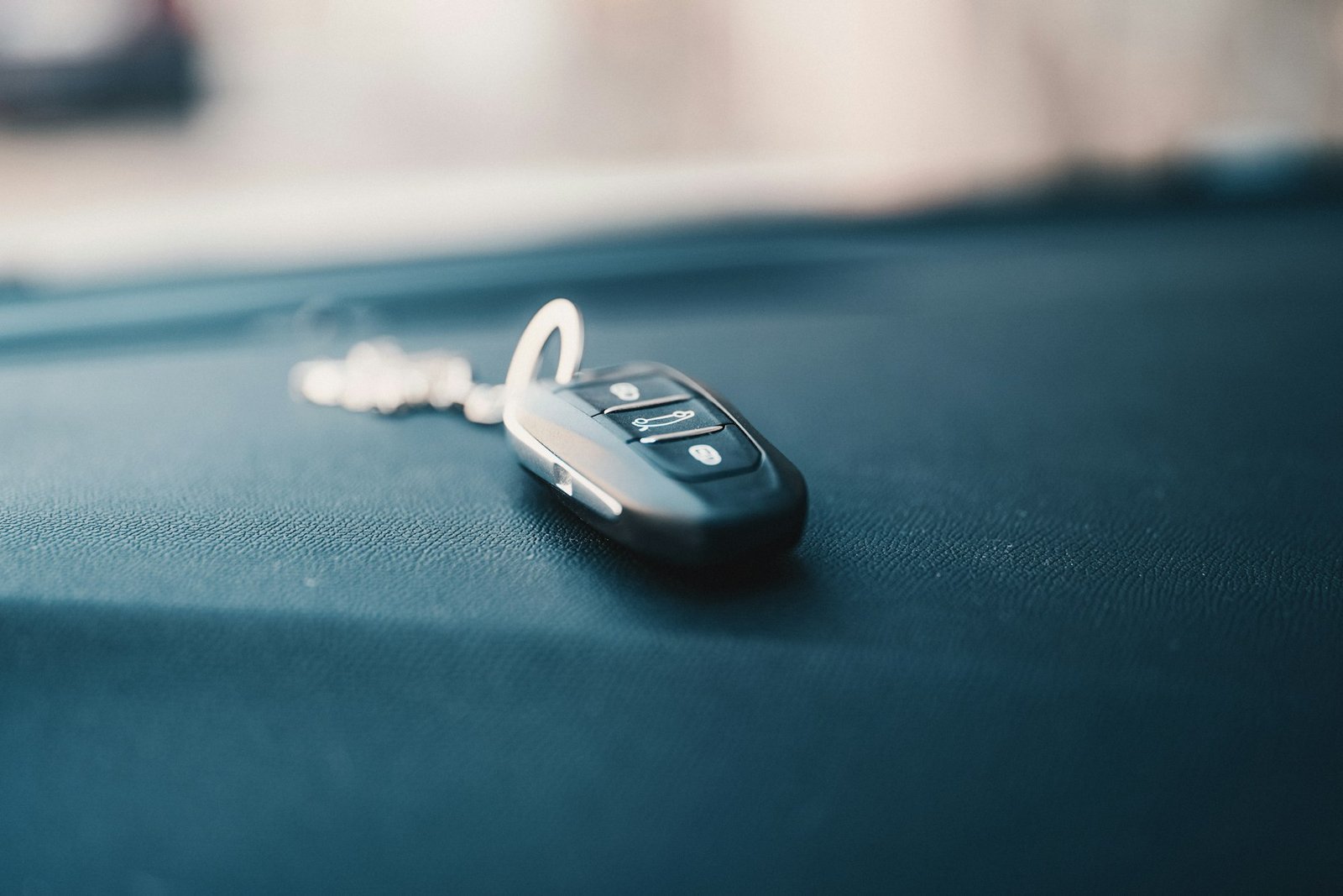 Llave de coche sobre una superficie oscura