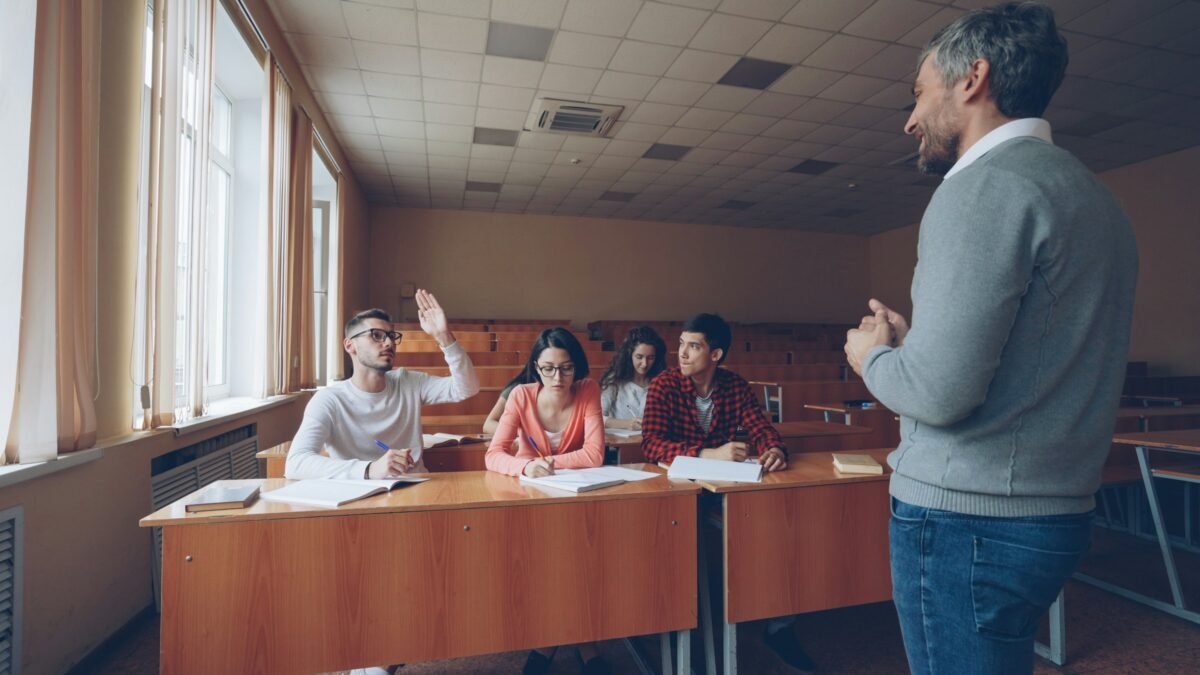 Profesor dando clase a un grupo de alumnos adultos
