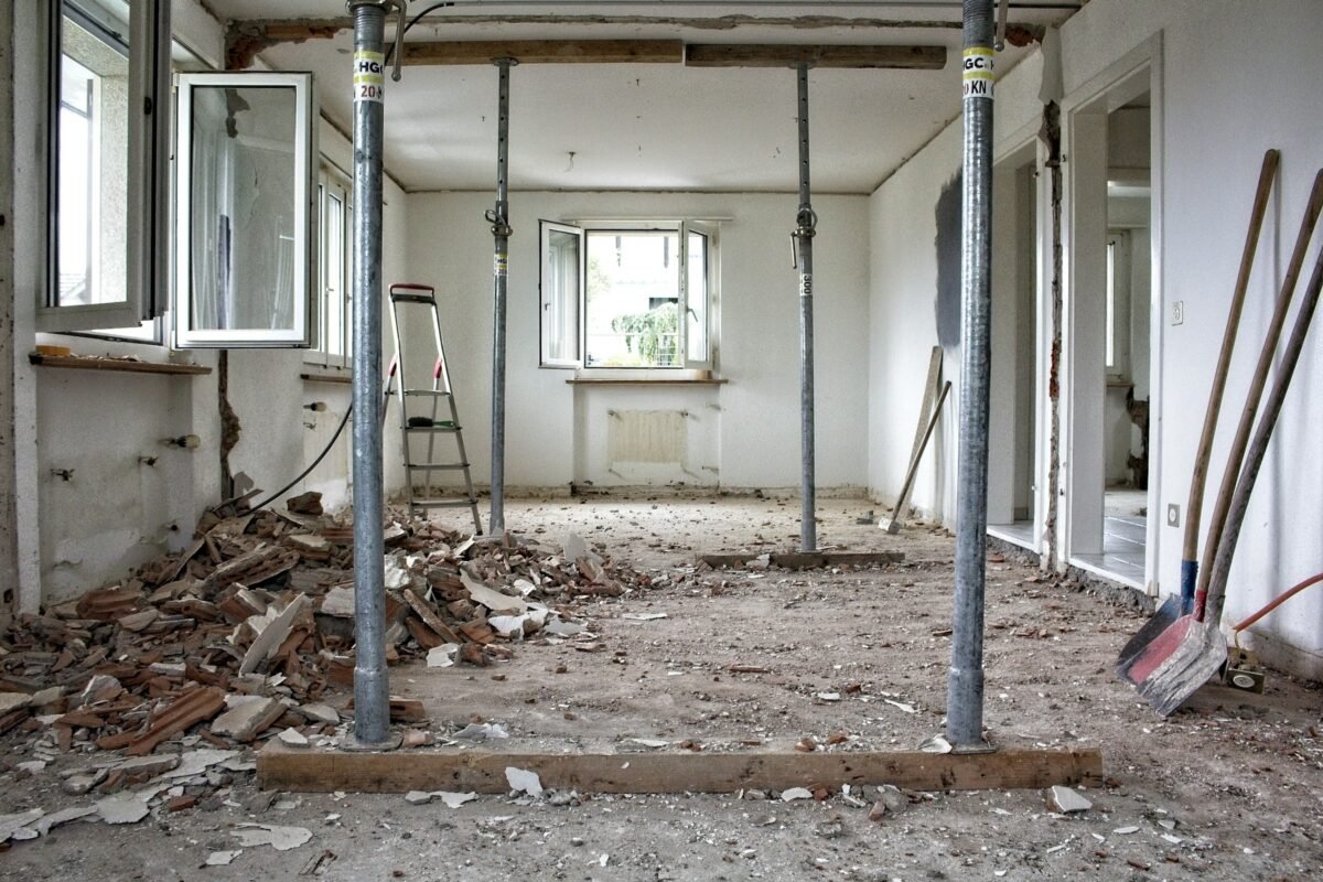 Vivienda en obras con puntales y escombros en el suelo