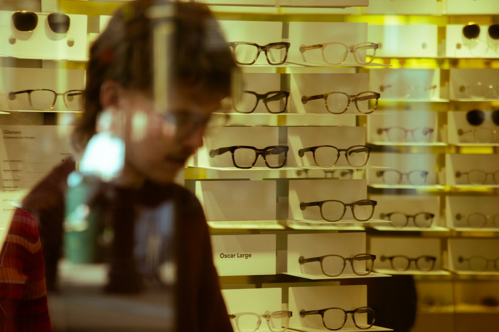 Cliente mirando monturas en una óptica