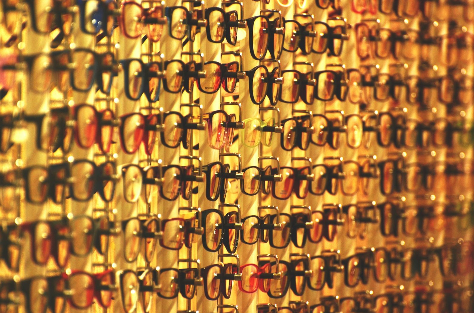 Expositor iluminado con monturas de gafas