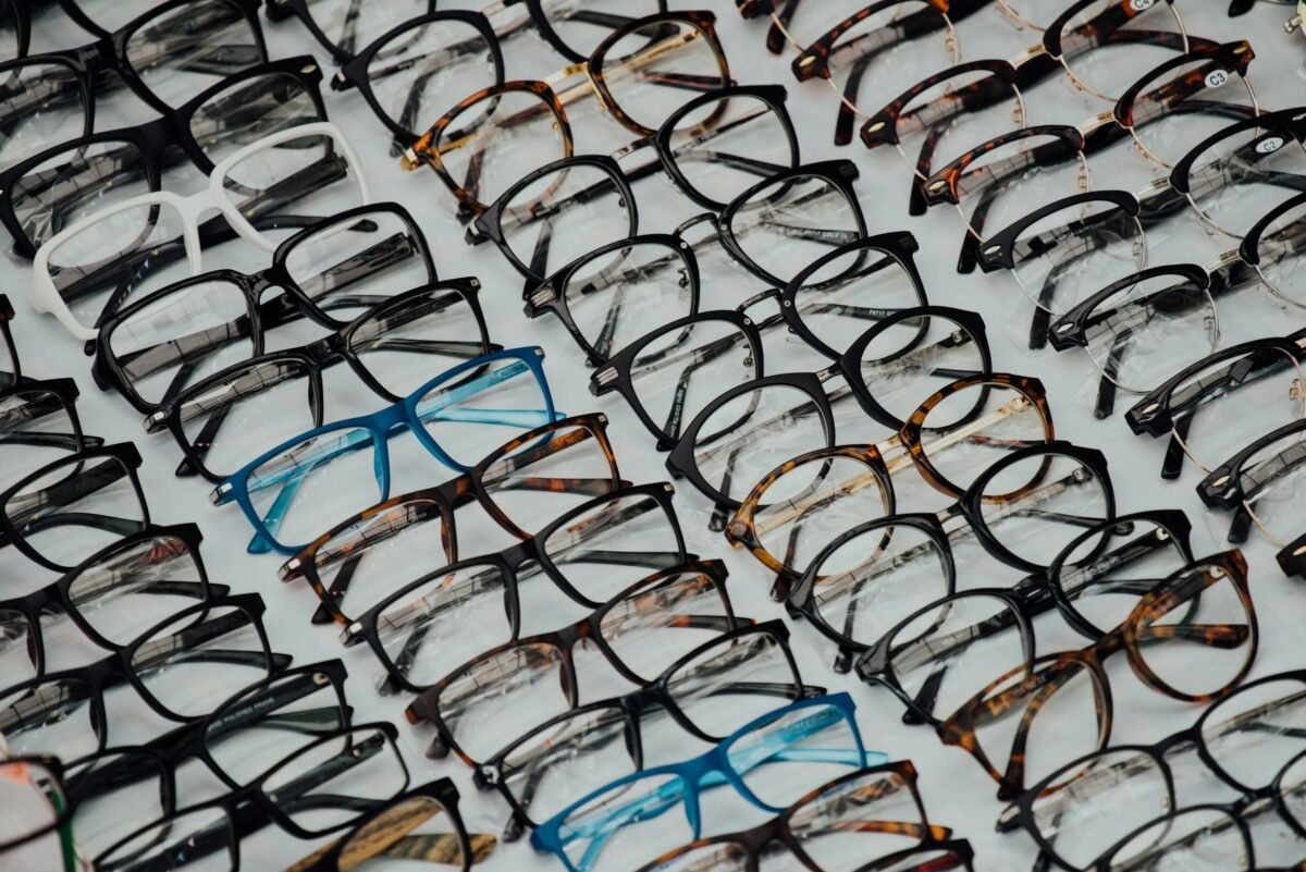 Monturas de gafas alineadas sobre una mesa