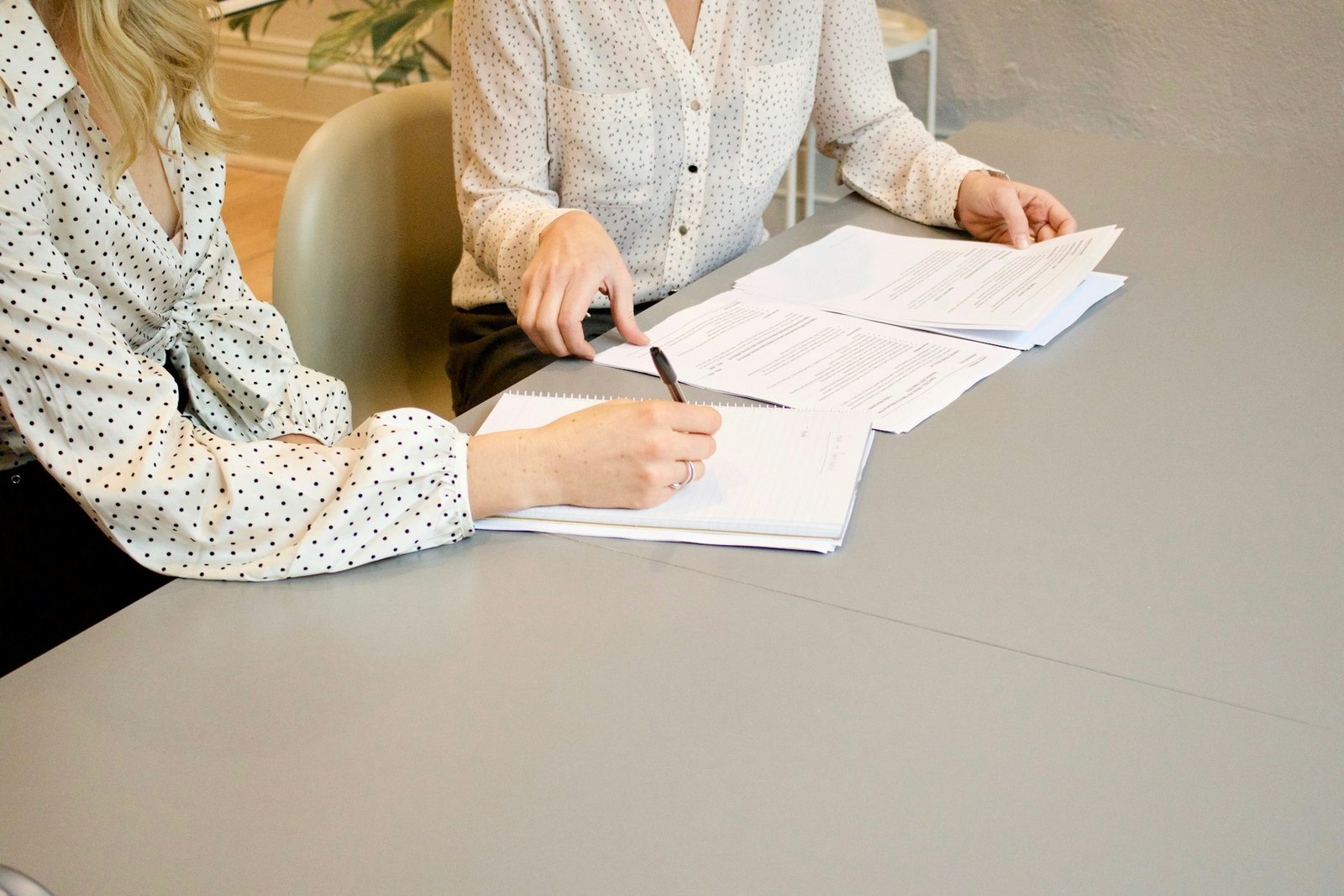 Dos personas revisando y firmando documentos