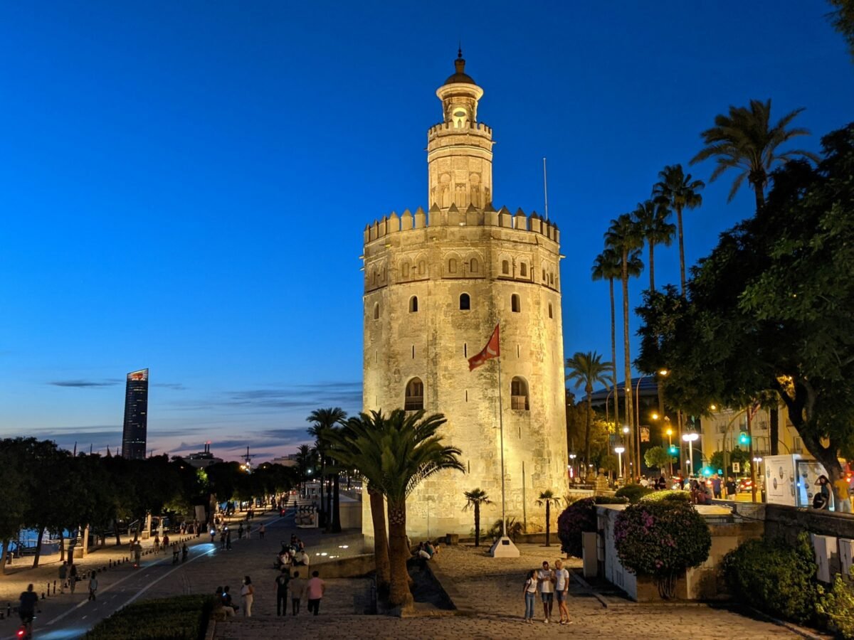 Torre del Oro de Sevilla iluminada al anochecer