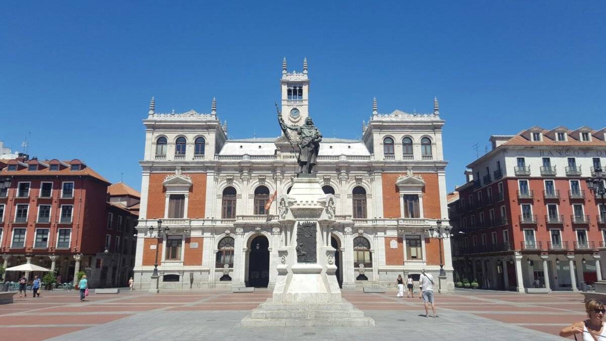 Plaza Mayor de Valladolid con el Ayuntamiento y la estatua del conde Ansúrez