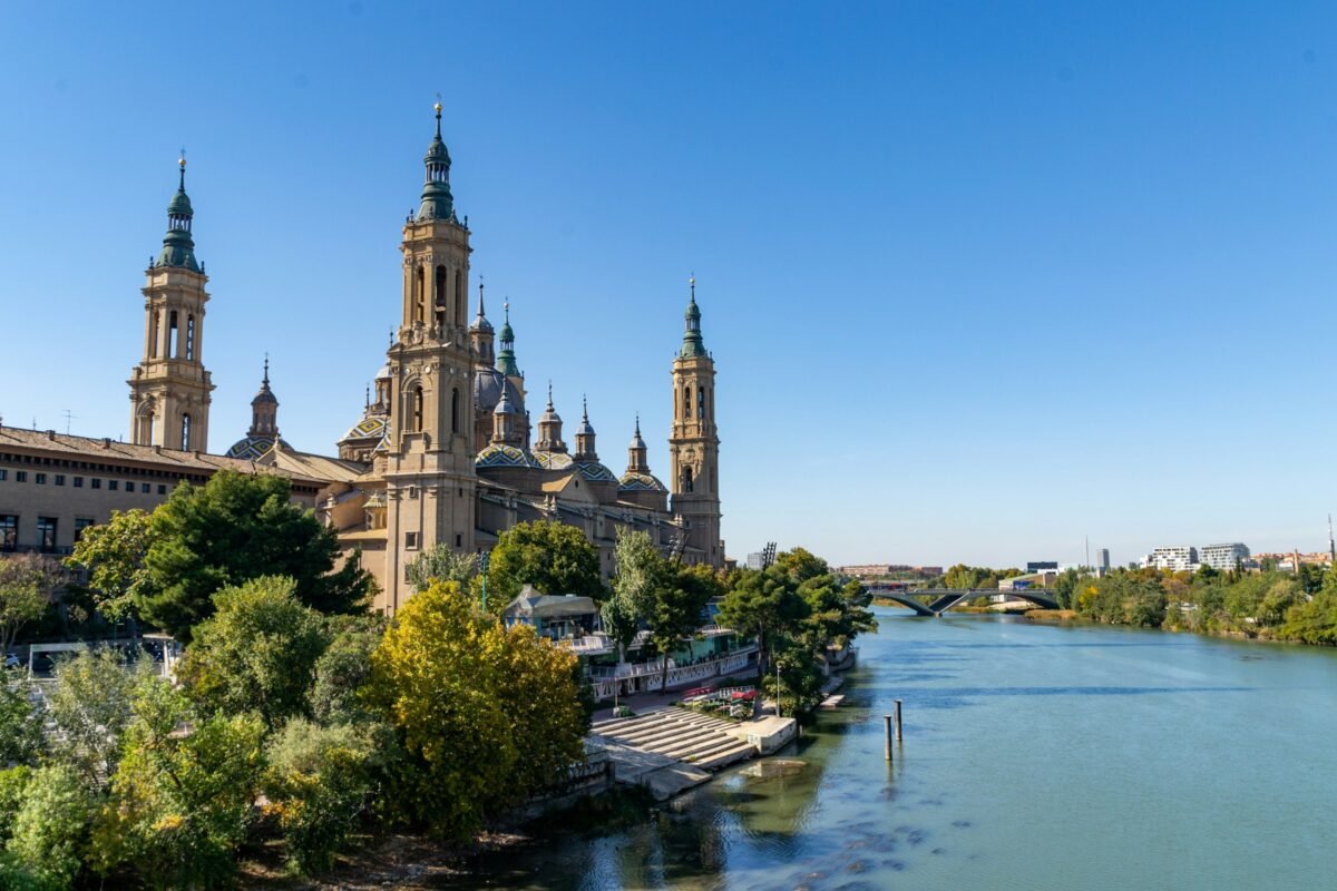 Basílica del Pilar junto al río Ebro, en Zaragoza