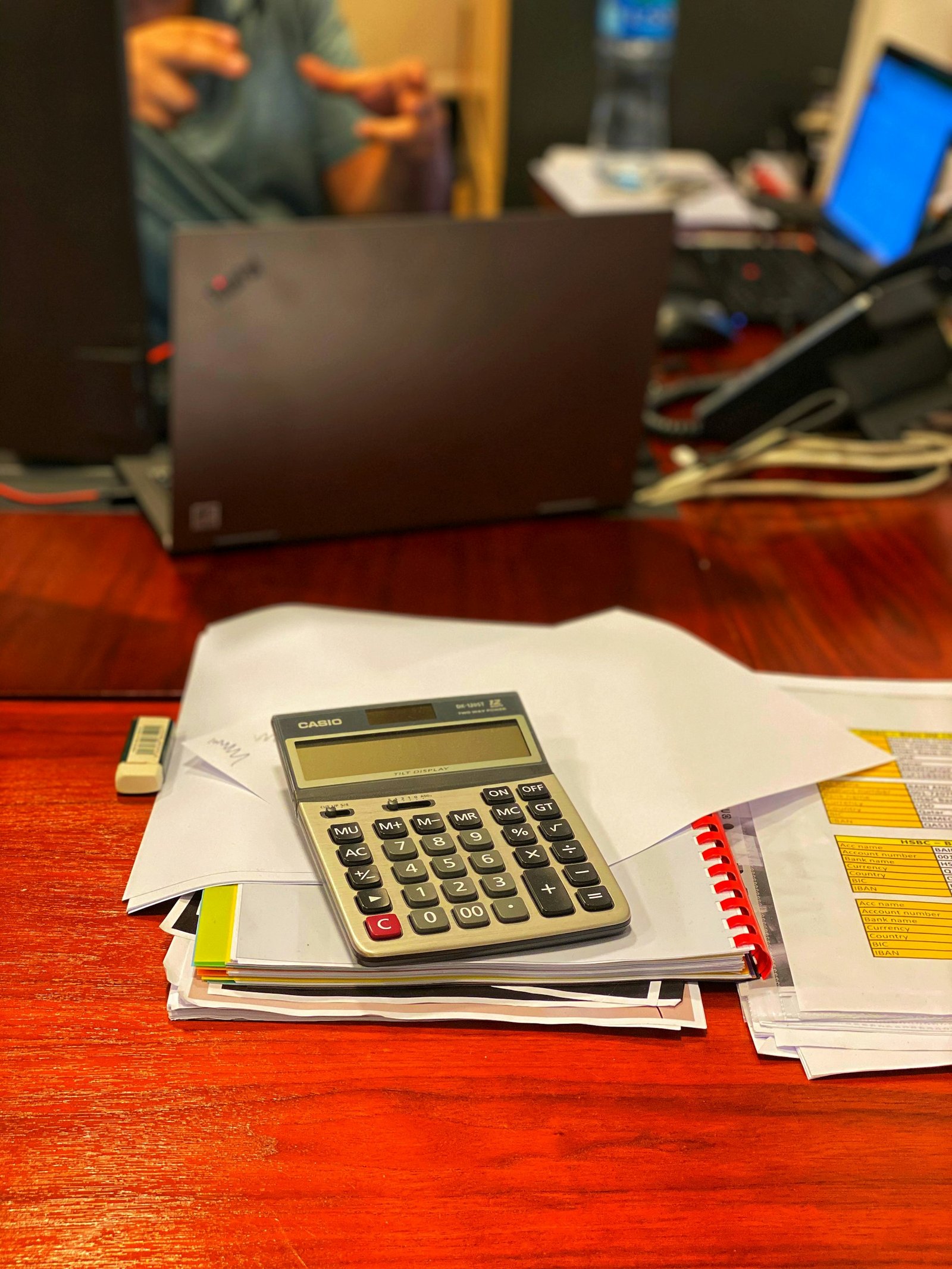 Calculadora y papeles sobre una mesa de oficina