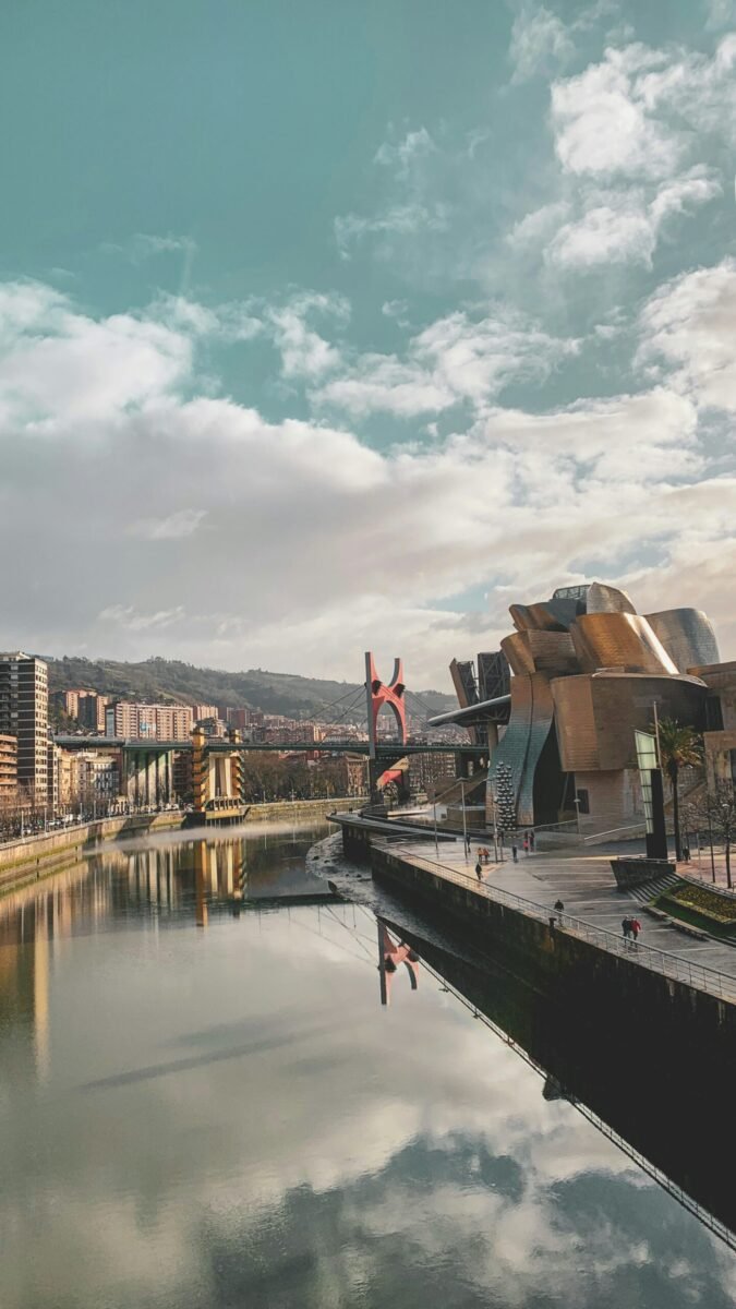 La ría de Bilbao con el museo Guggenheim y el puente de La Salve