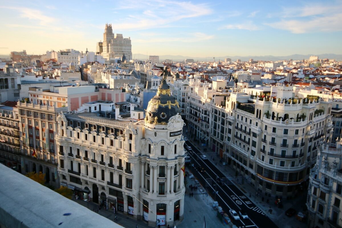Gran Vía de Madrid con sus edificios históricos