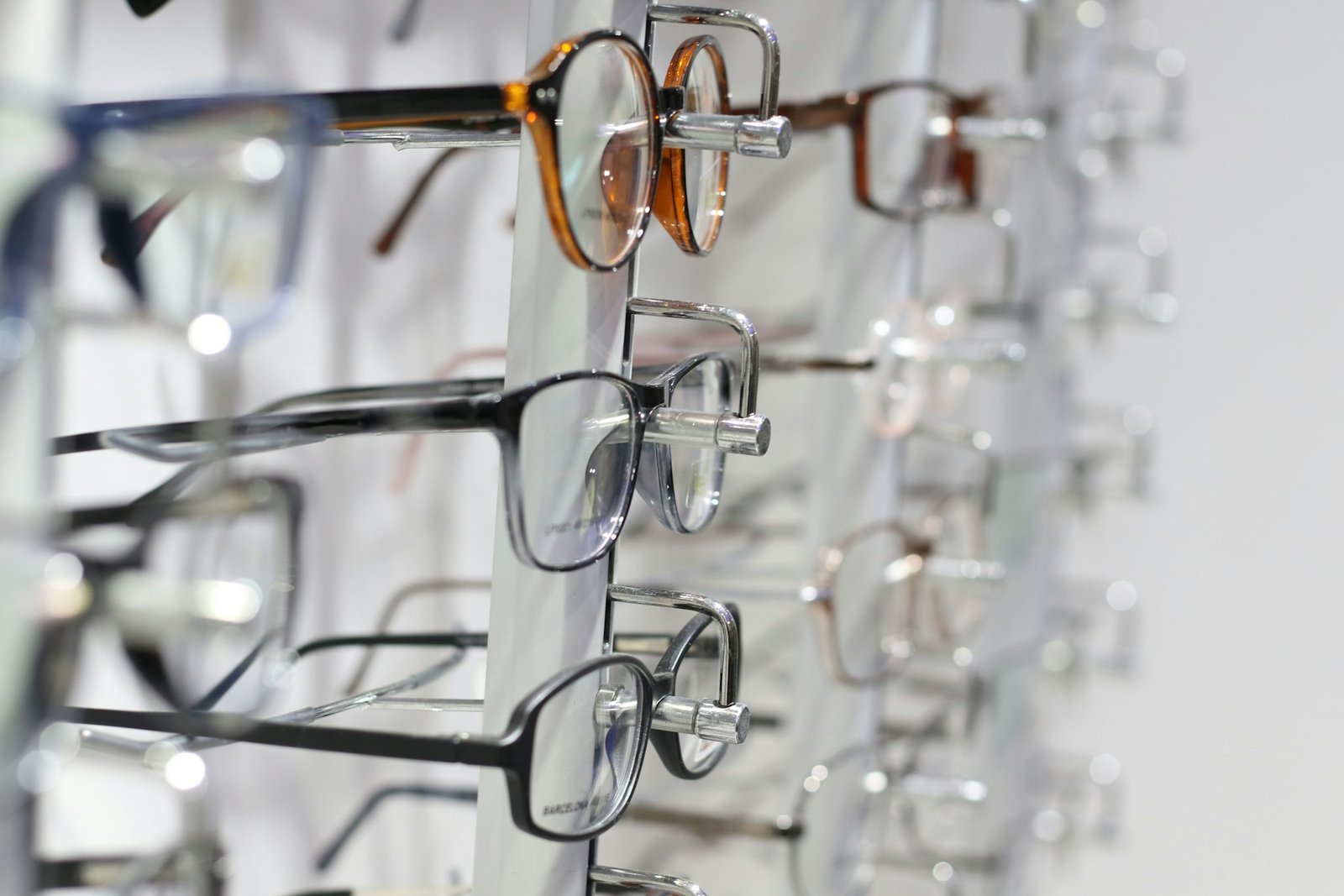 Gafas de montura metálica expuestas en una óptica