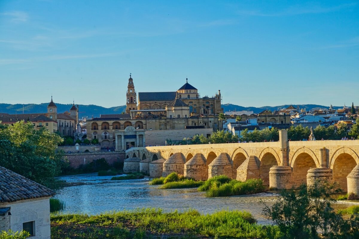 Puente Romano y Mezquita-Catedral de Córdoba sobre el Guadalquivir
