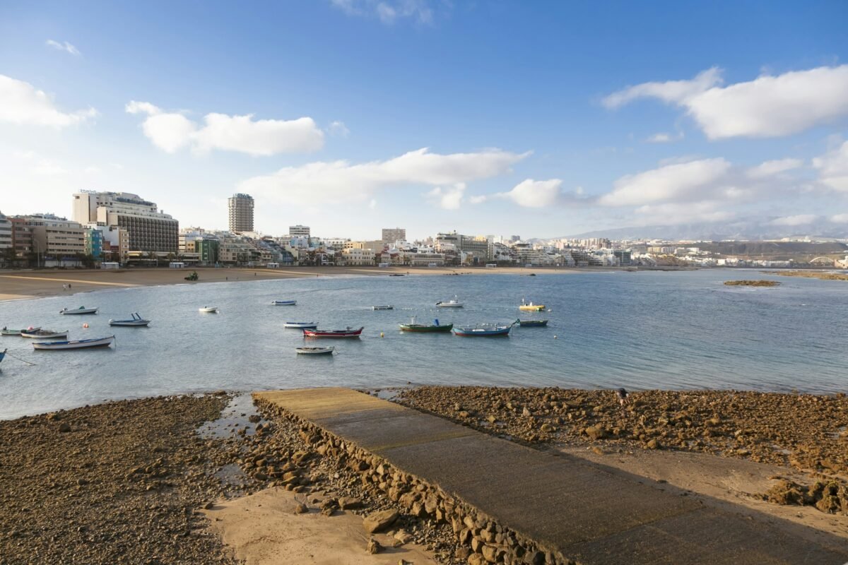 Bahía de Las Palmas de Gran Canaria con barcas fondeadas y la ciudad al fondo