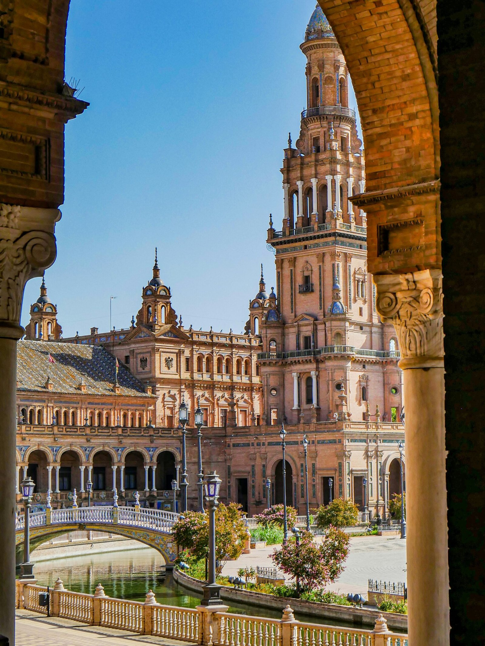 Plaza de España de Sevilla vista entre las columnas de su galería
