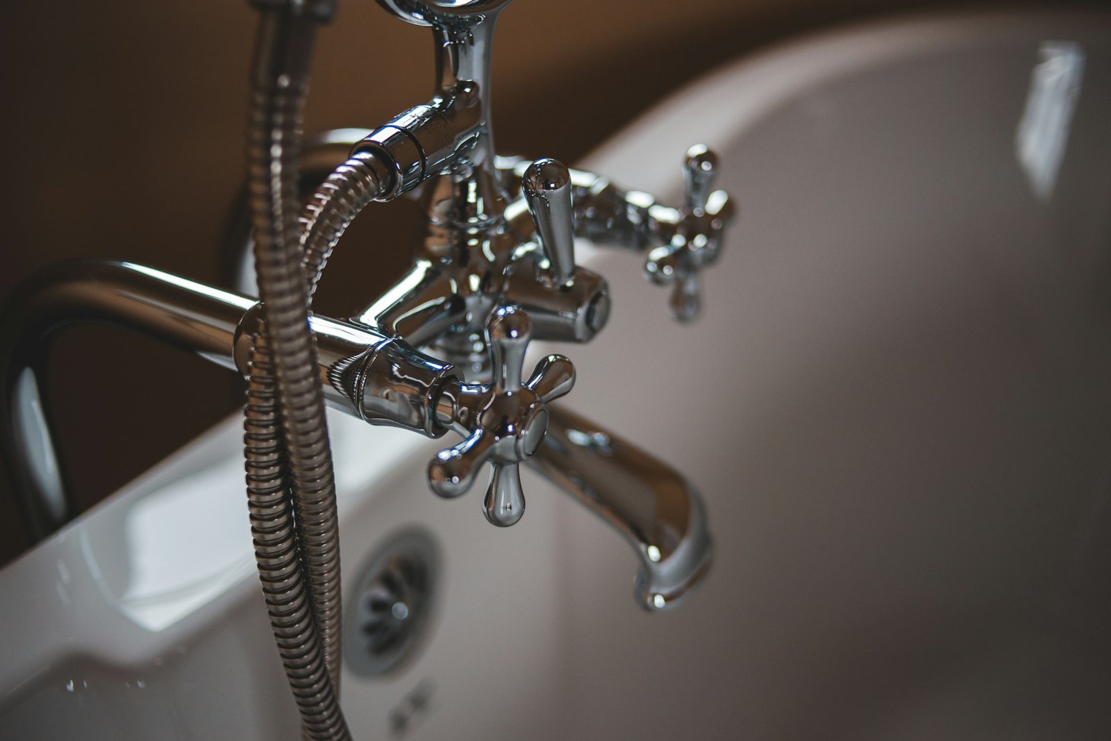 Grifo cromado de bañera con flexo de ducha