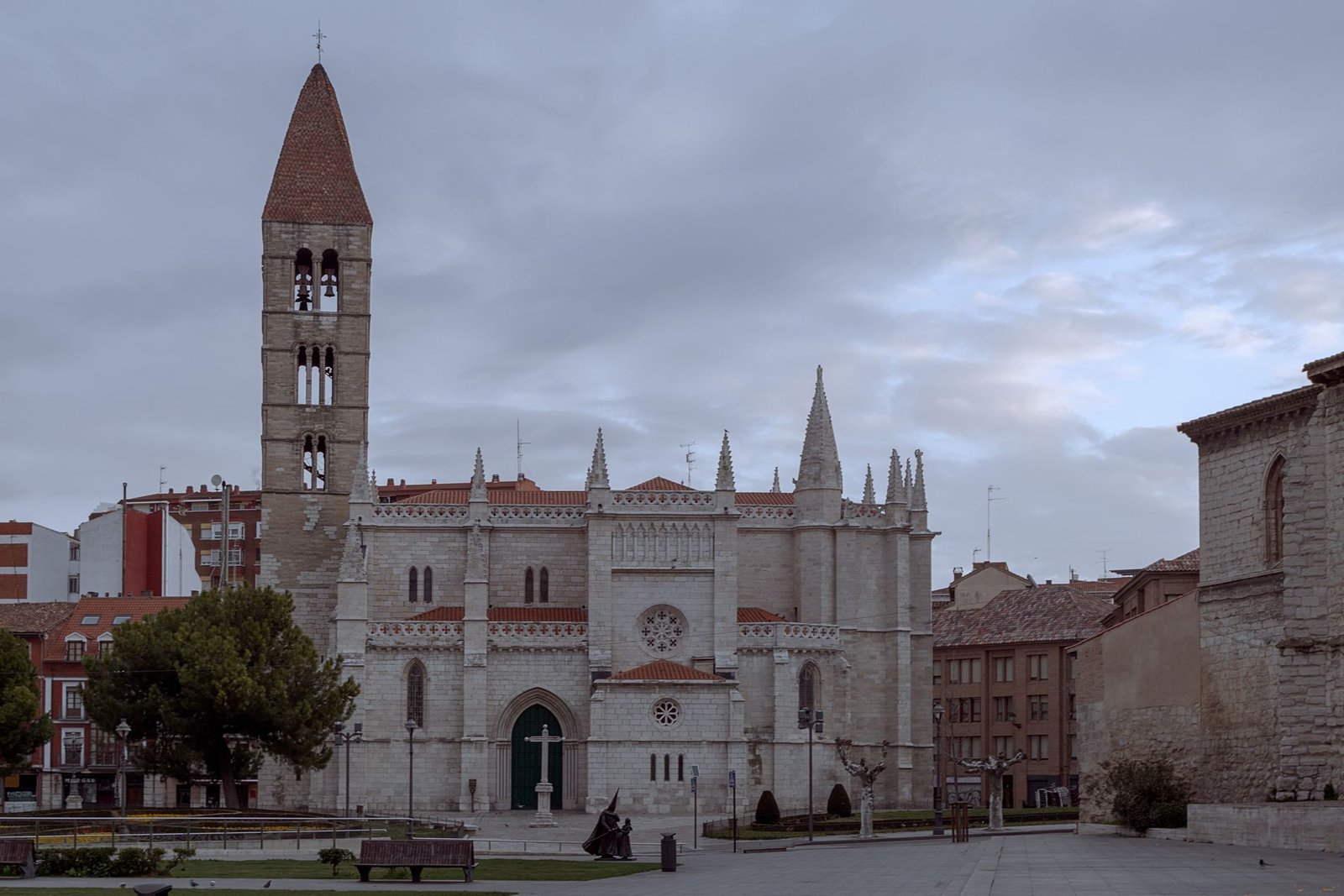 Iglesia de Santa María la Antigua y su plaza en el centro de Valladolid