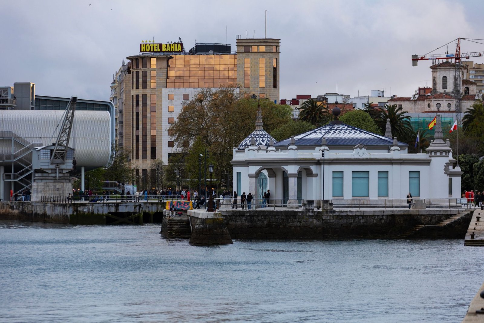 Palacete del Embarcadero y frente marítimo de Santander junto a la bahía