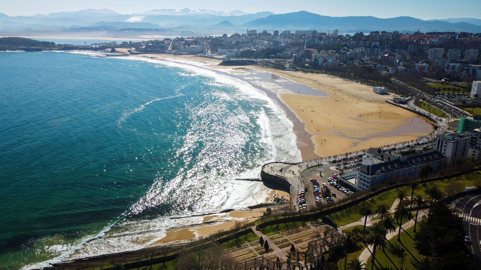 Vista aérea de la playa de El Sardinero y la ciudad de Santander