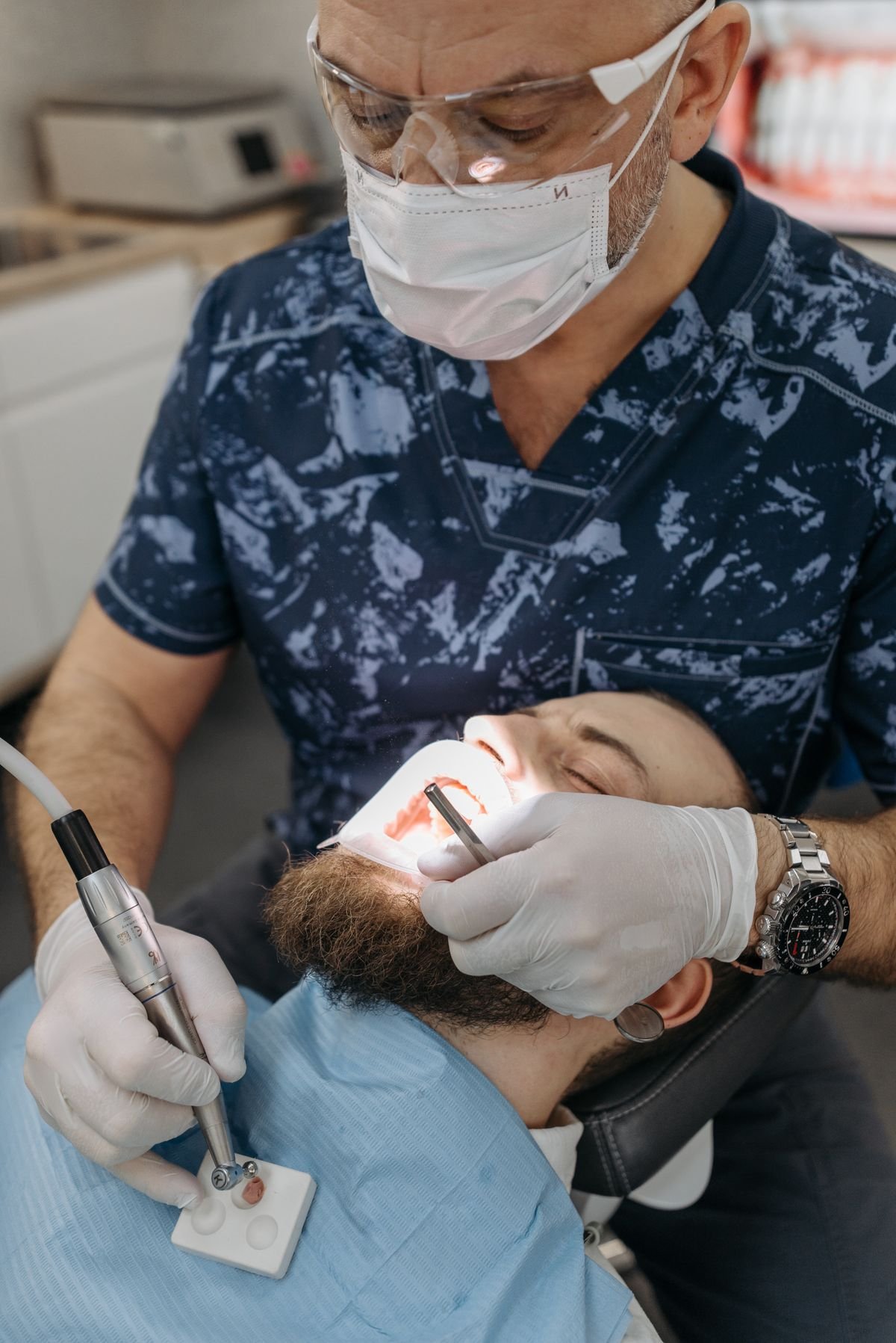 Dentista atendiendo a un paciente en la consulta