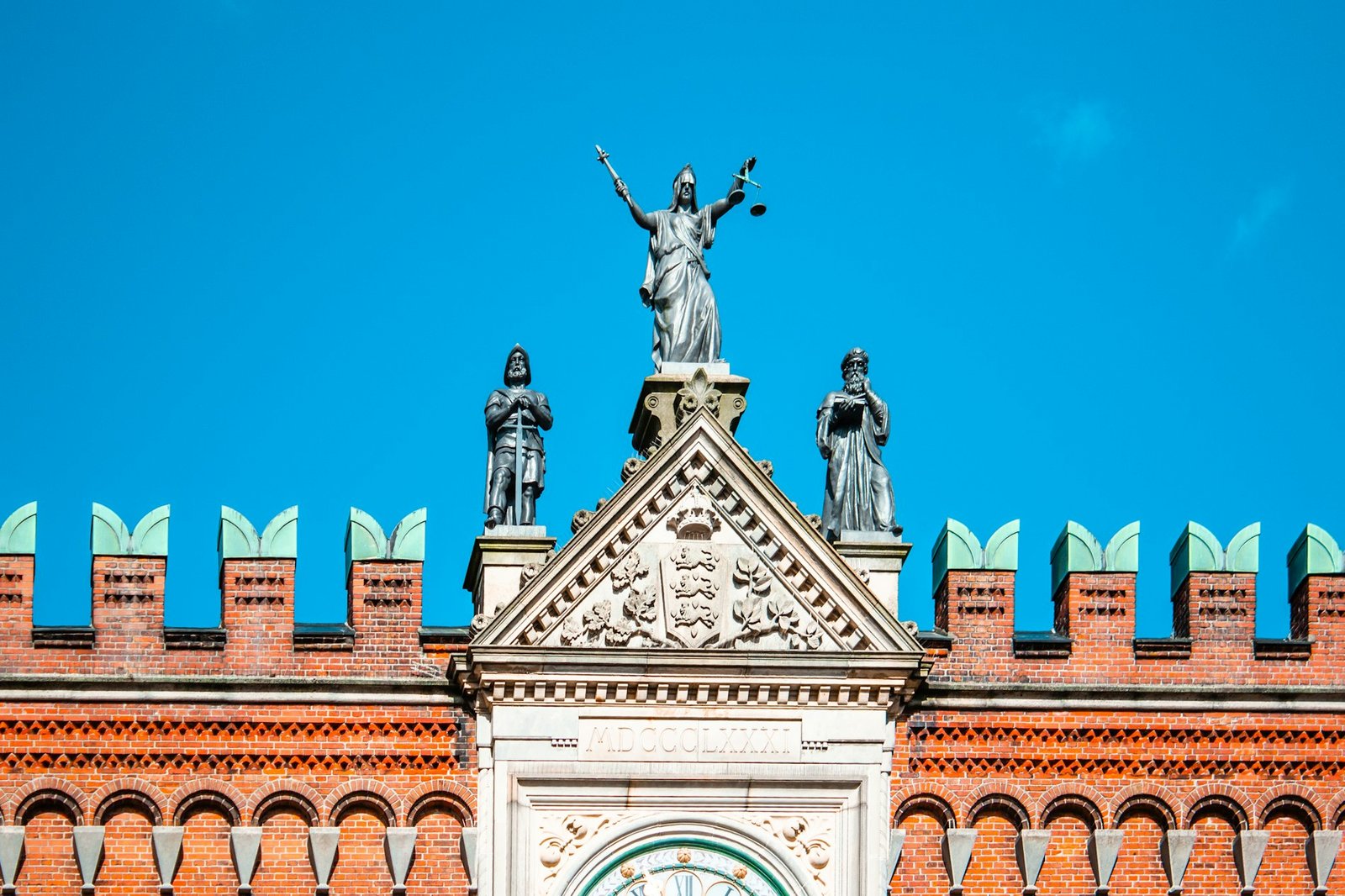 Estatua de la Justicia en lo alto de un edificio