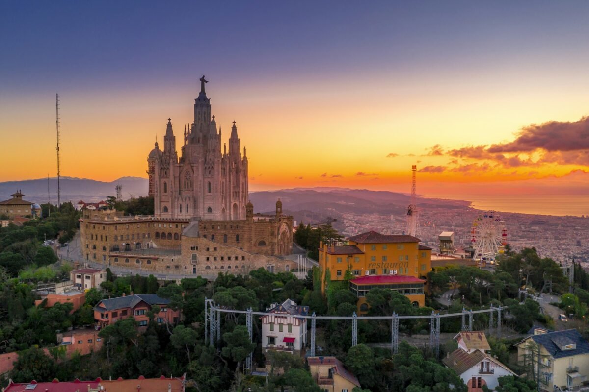 Barcelona al atardecer vista desde el Tibidabo
