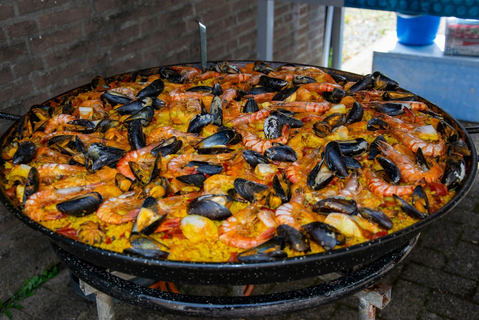 Paella de marisco en una paellera grande