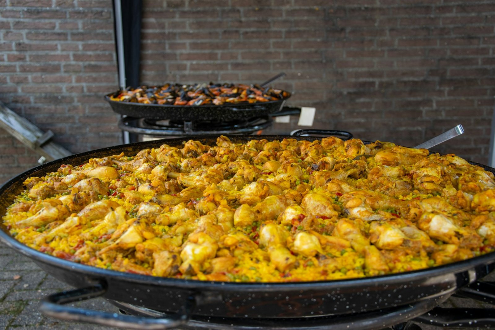 Paella recién hecha en una paellera sobre el fuego