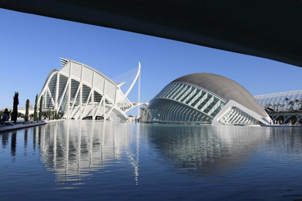 Ciudad de las Artes y las Ciencias de Valencia reflejada en el agua