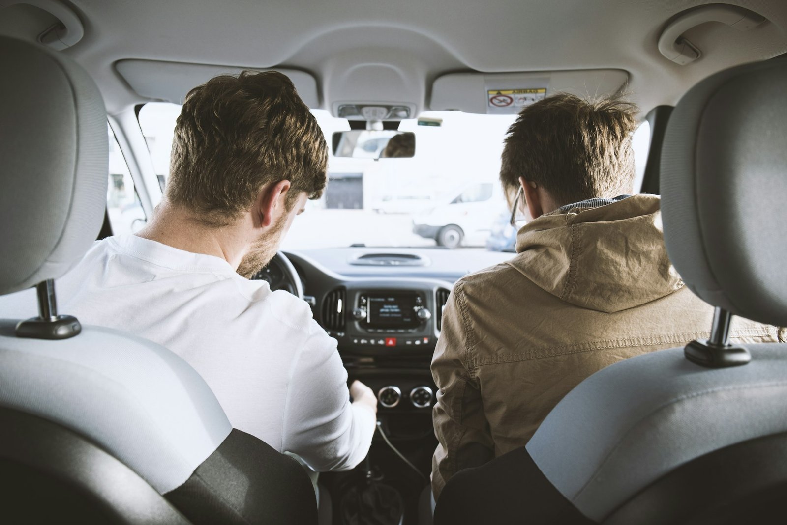 Dos personas en los asientos delanteros de un coche durante una clase práctica