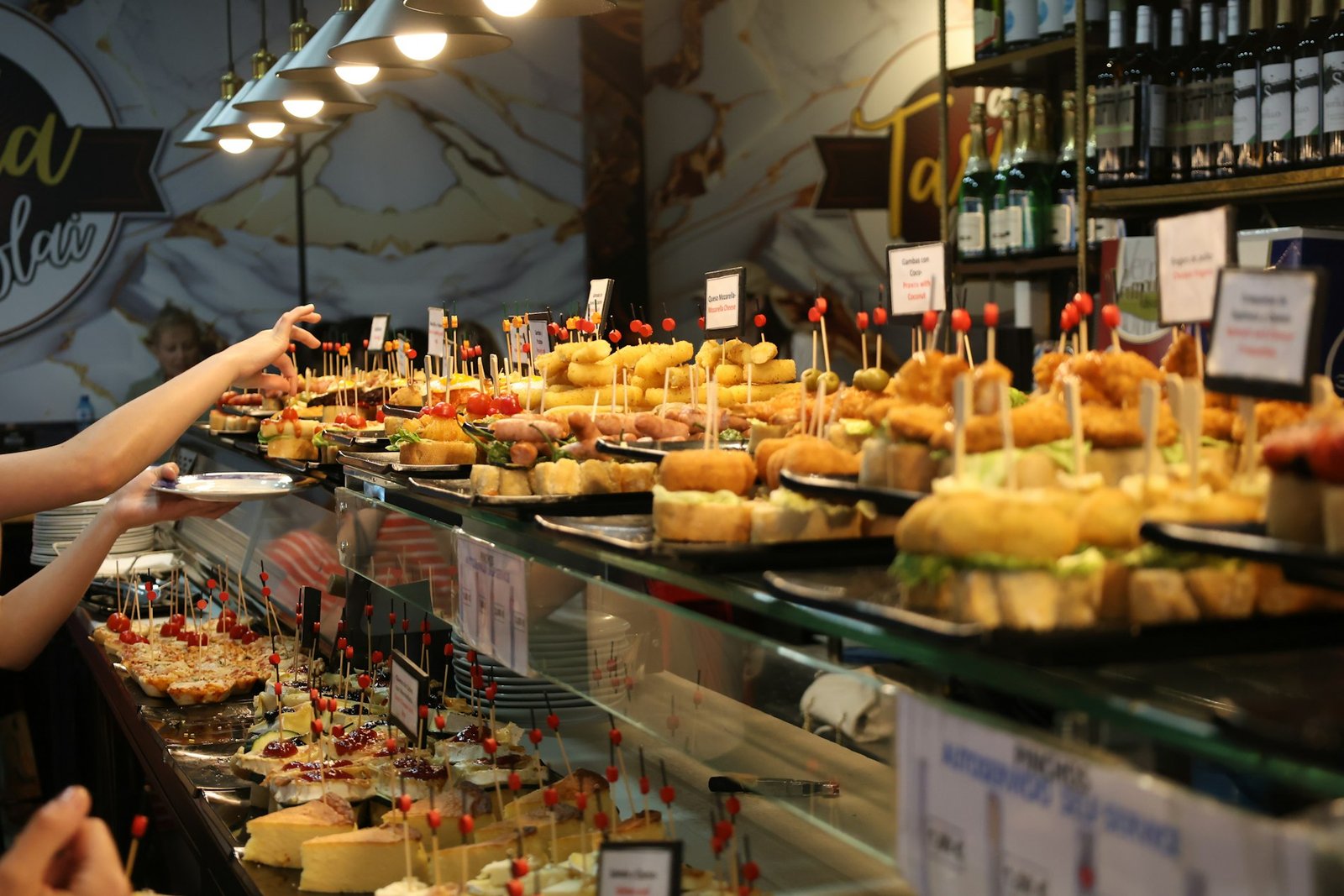 Barra de un bar llena de pintxos
