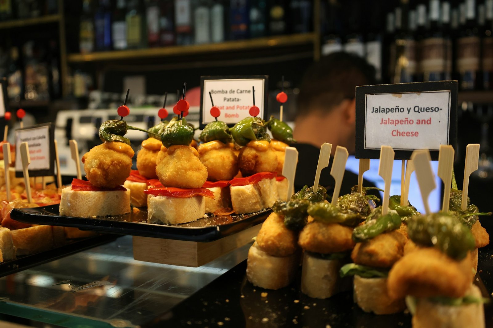 Pintxos variados expuestos en la barra