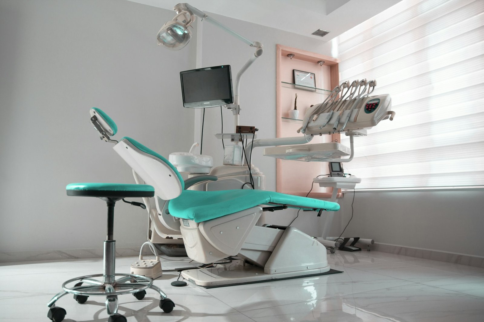 Gabinete dental con sillón y equipo de trabajo
