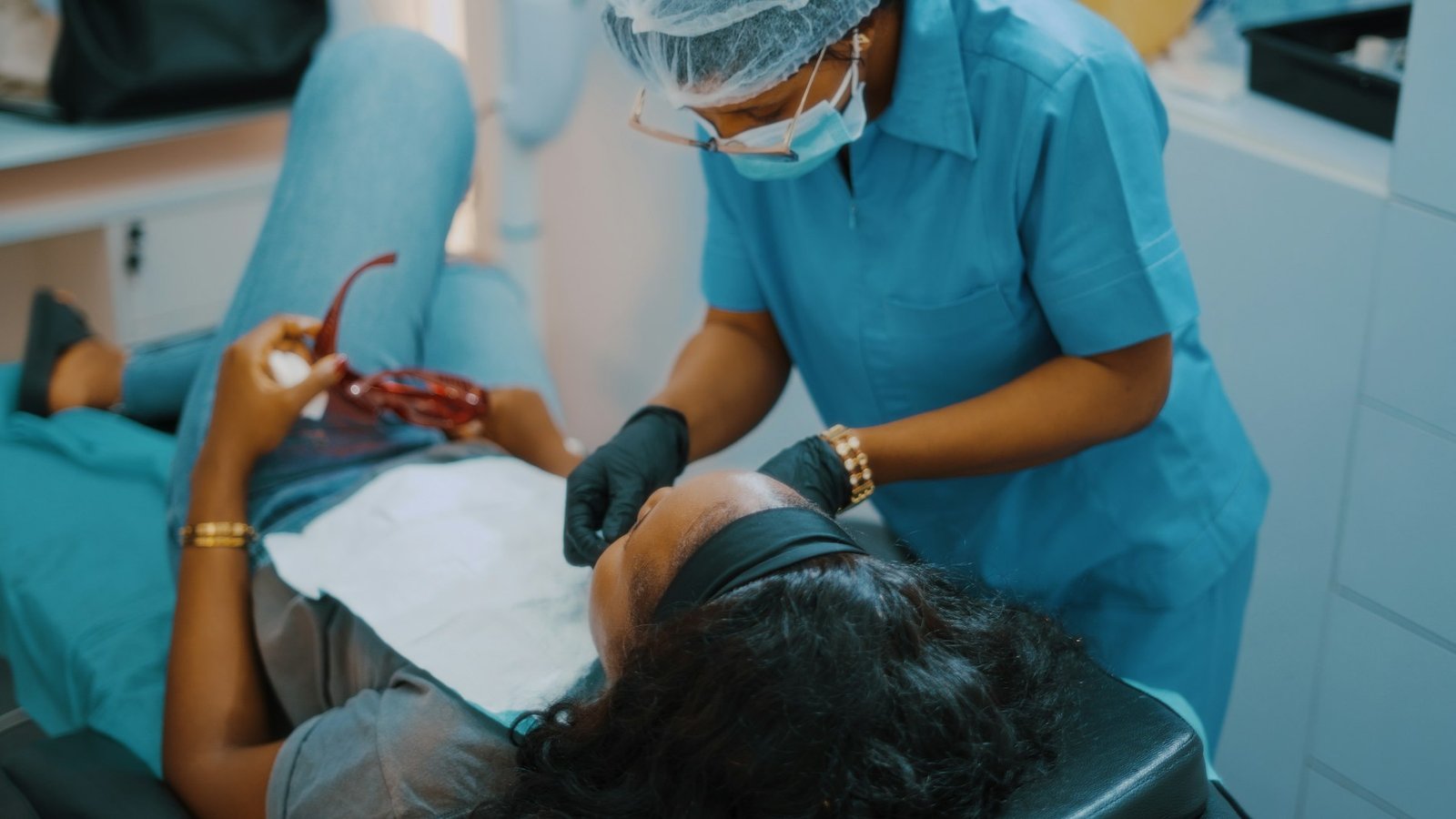 Dentista revisando la boca de una paciente