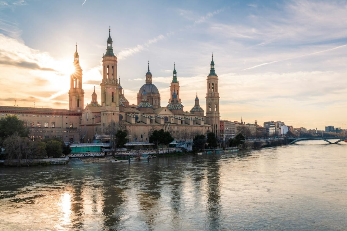 Basílica del Pilar de Zaragoza reflejada en el Ebro al atardecer