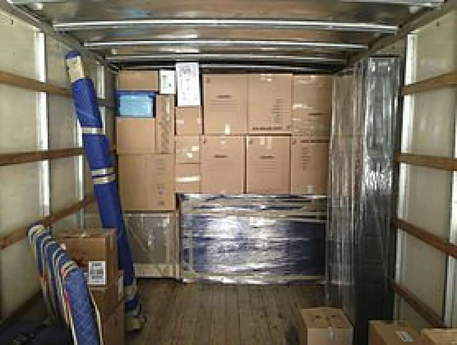 Cajas y muebles protegidos dentro de un camión de mudanzas