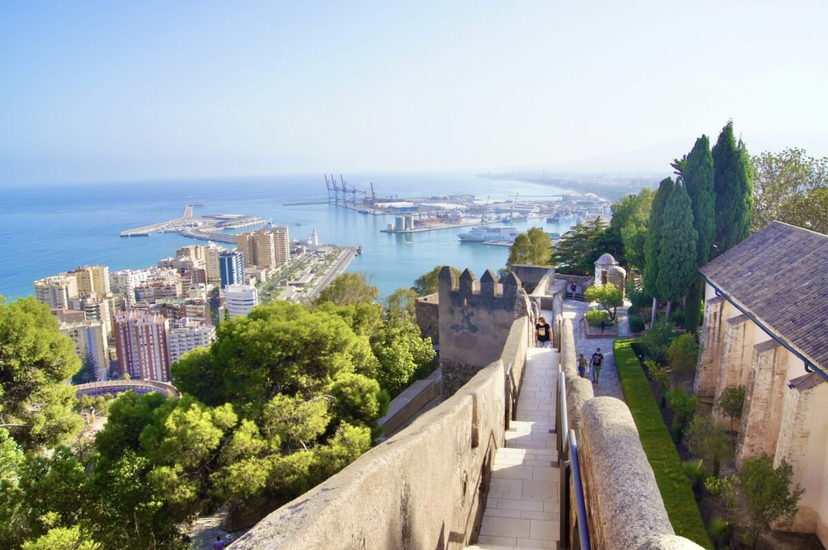 Vista de Málaga y su puerto desde las murallas de Gibralfaro