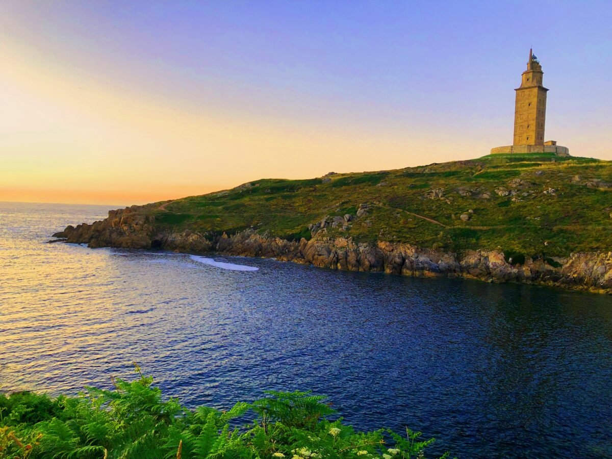 Torre de Hércules de A Coruña sobre el mar al atardecer