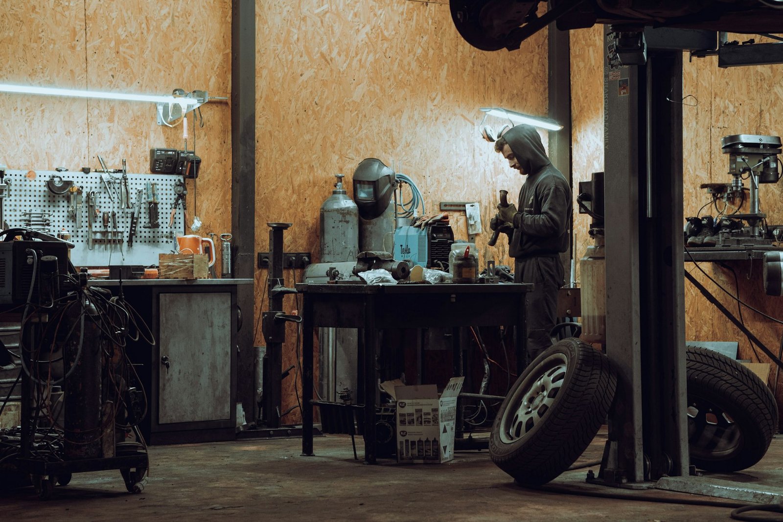 Interior de un taller mecánico con herramientas y elevador