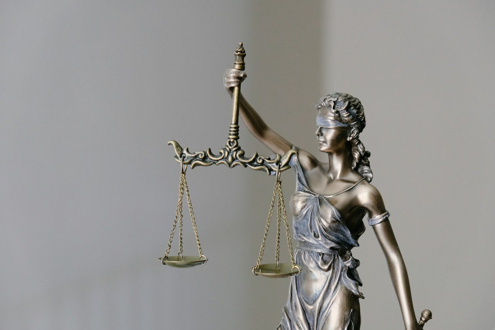 Figura de la Justicia con los ojos vendados y la balanza en alto