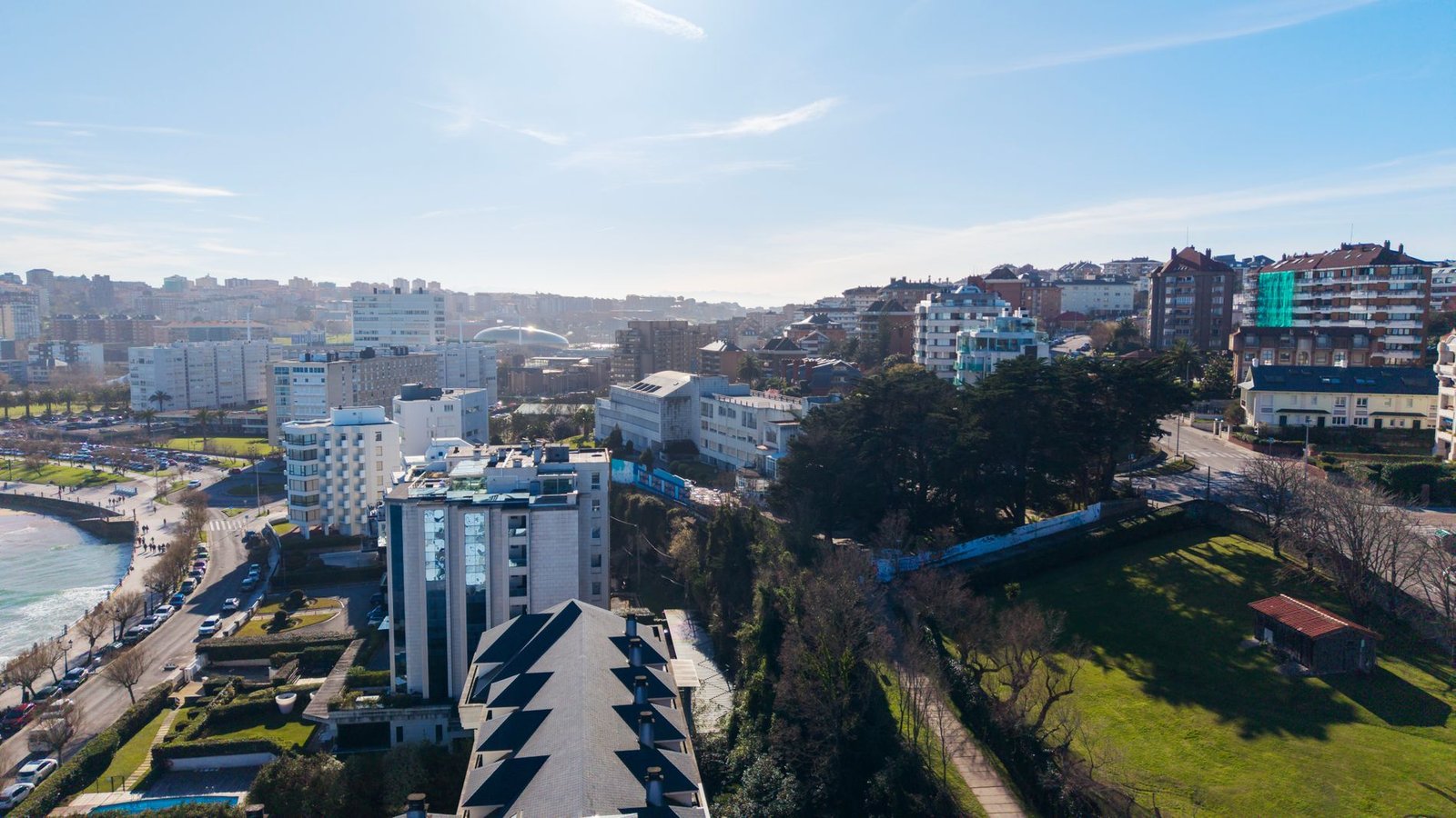 Vista aérea de Santander con sus edificios, zonas verdes y el mar al fondo