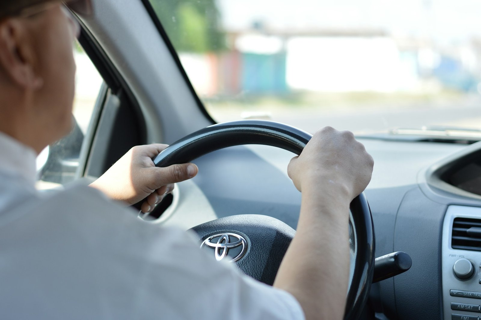 Conductor con las manos en el volante
