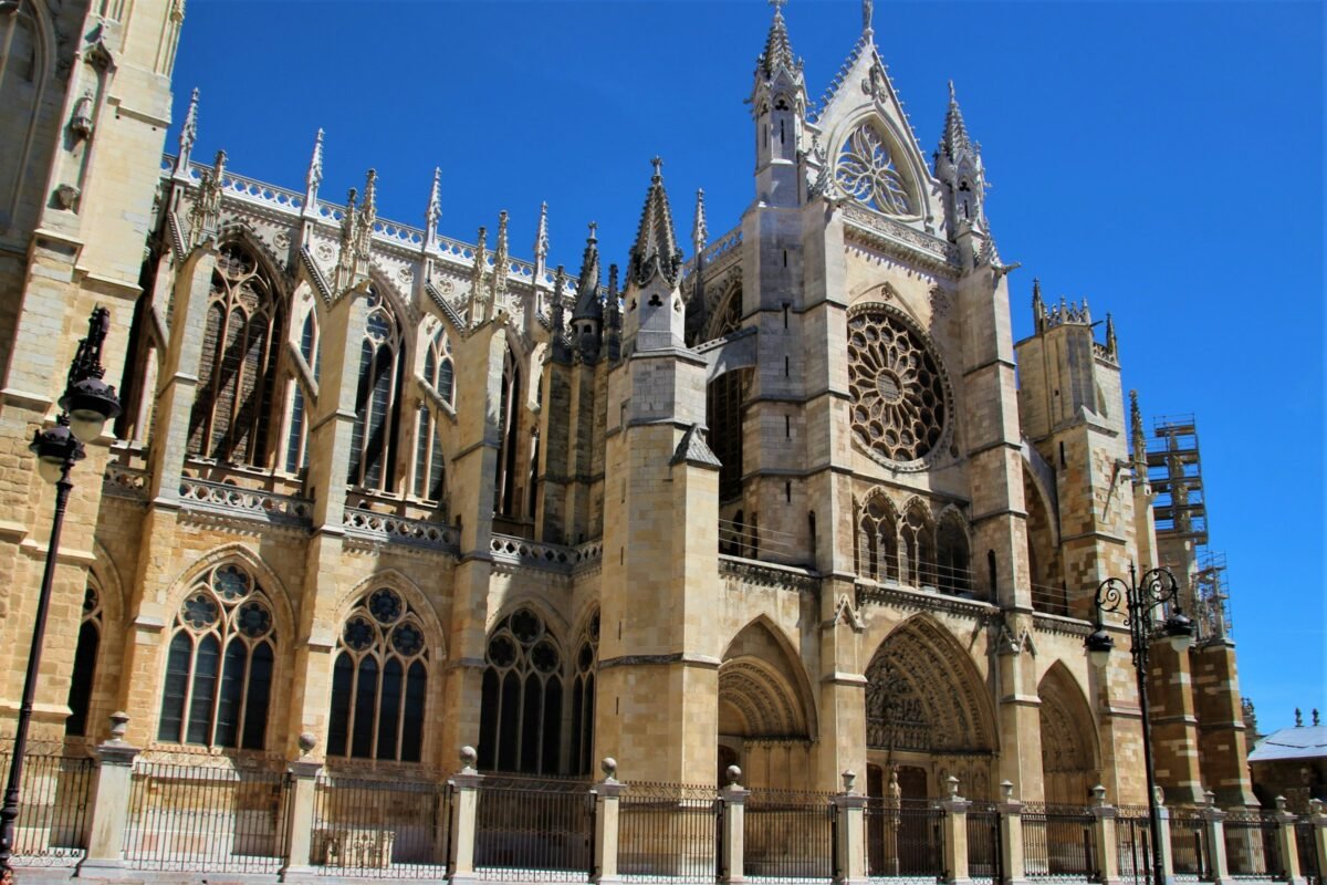 Catedral de León bajo el cielo azul