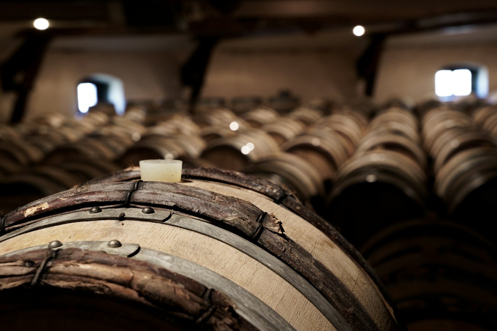 Barricas de madera en una bodega subterránea