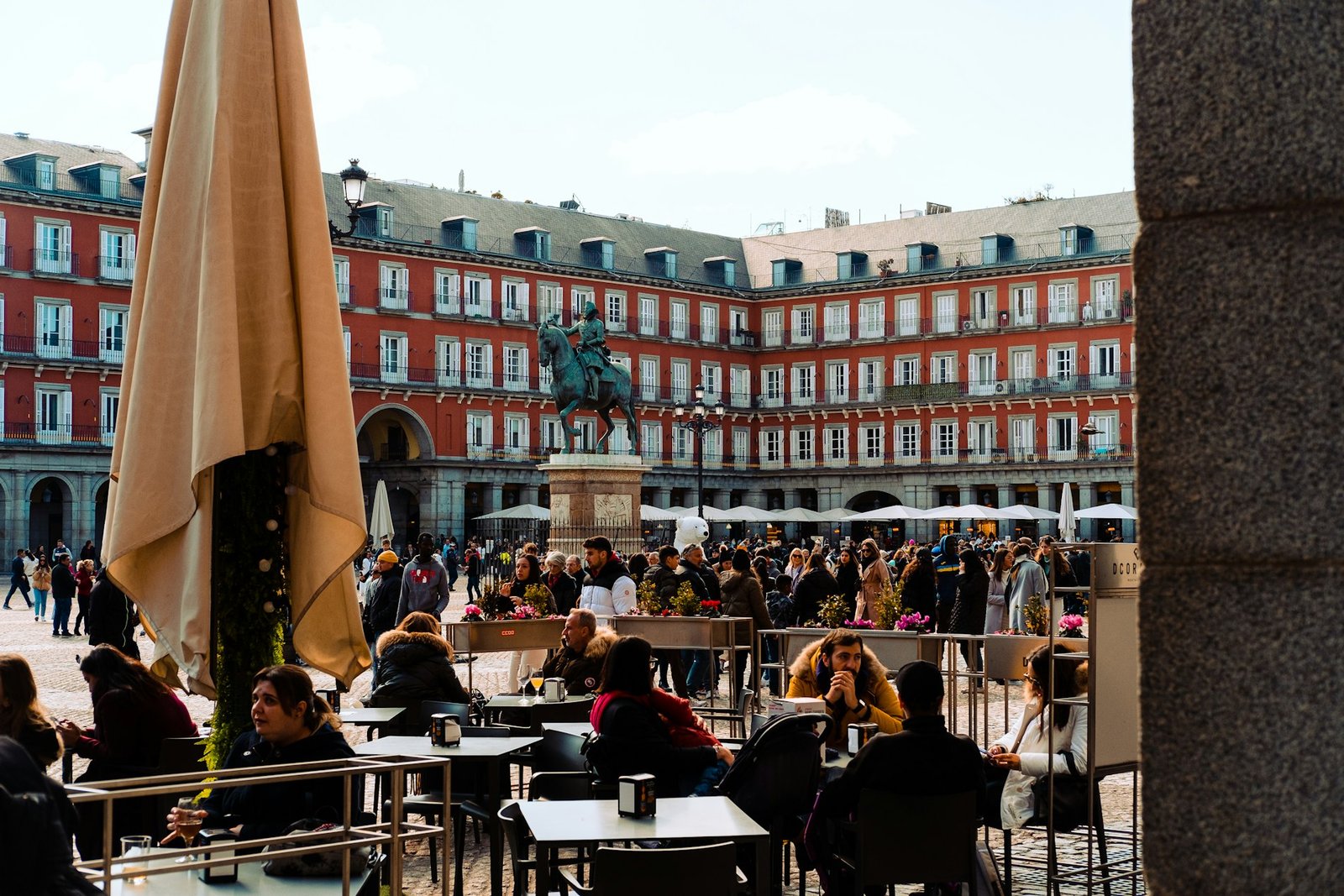 Terrazas con mesas en la Plaza Mayor de Madrid
