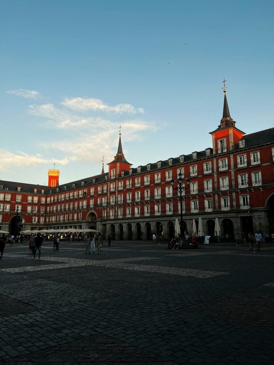 Plaza Mayor de Madrid con sus soportales y la estatua de Felipe III