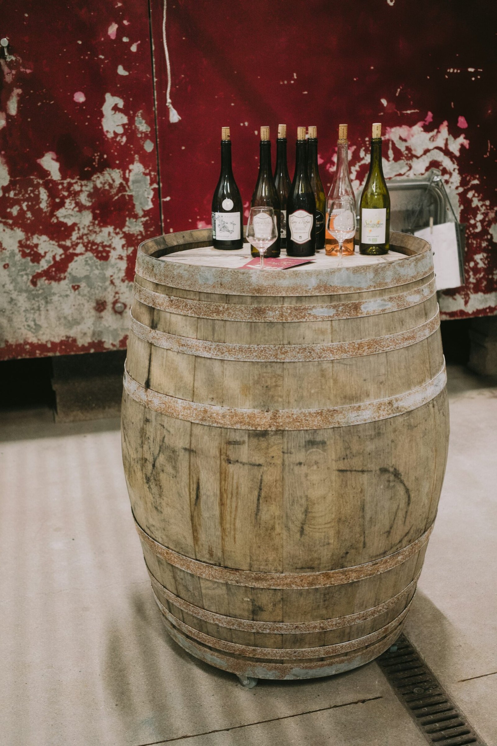 Botellas de vino sobre una barrica de madera